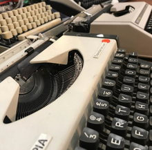 Load image into Gallery viewer, Portable typewriters